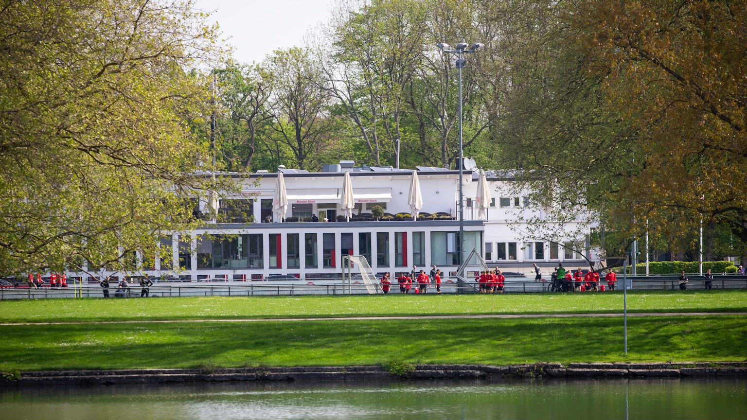 Das Geißbockheim im Grüngürtel ist die Heimat des 1. FC Köln. Der Verein kämpft weiterhin für den Ausbau.