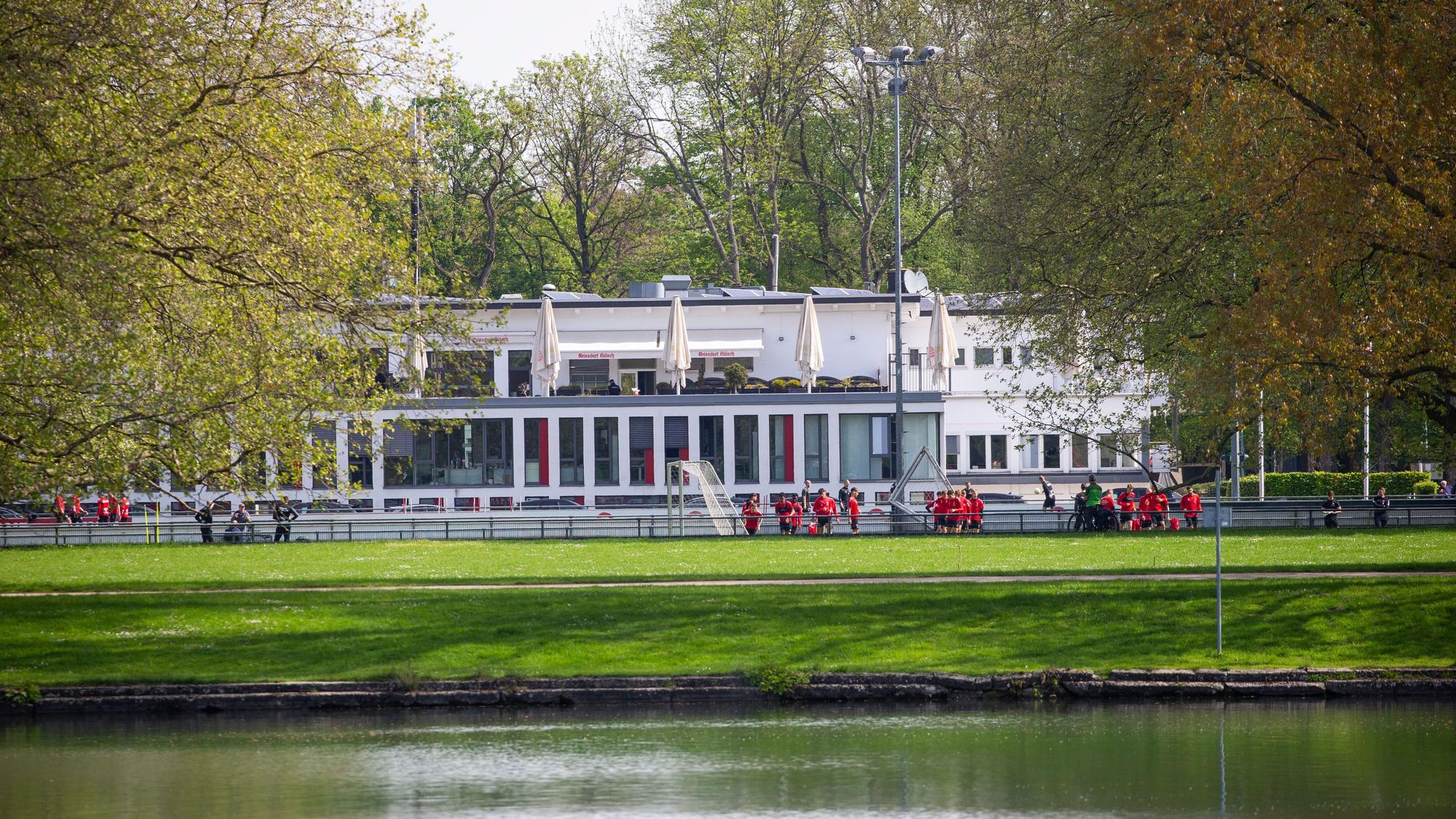 Alles im grünen Bereich: der Haupttrainingsplatz und das Geißbockheim im Grüngürtel.