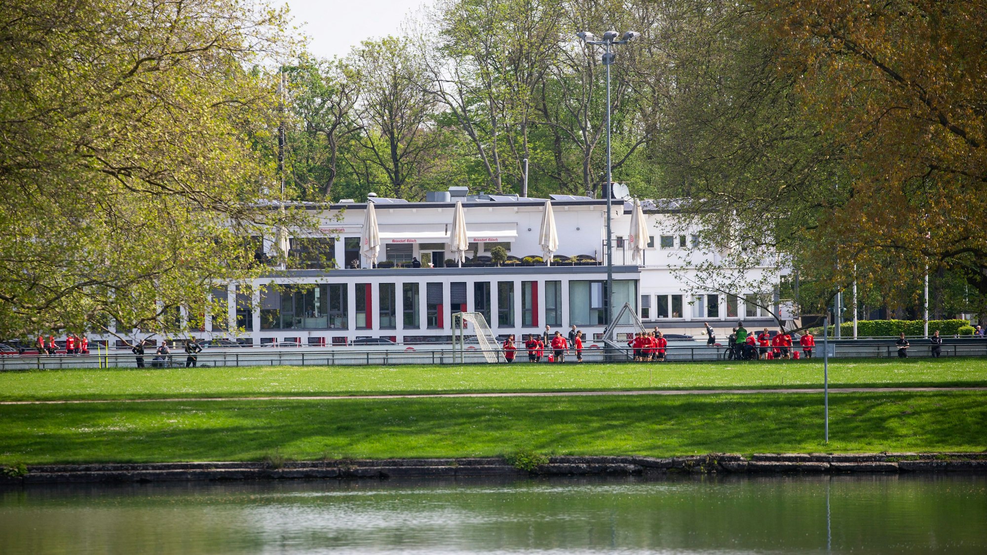 Alles im grünen Bereich: der Haupttrainingsplatz und das Geißbockheim im Grüngürtel.