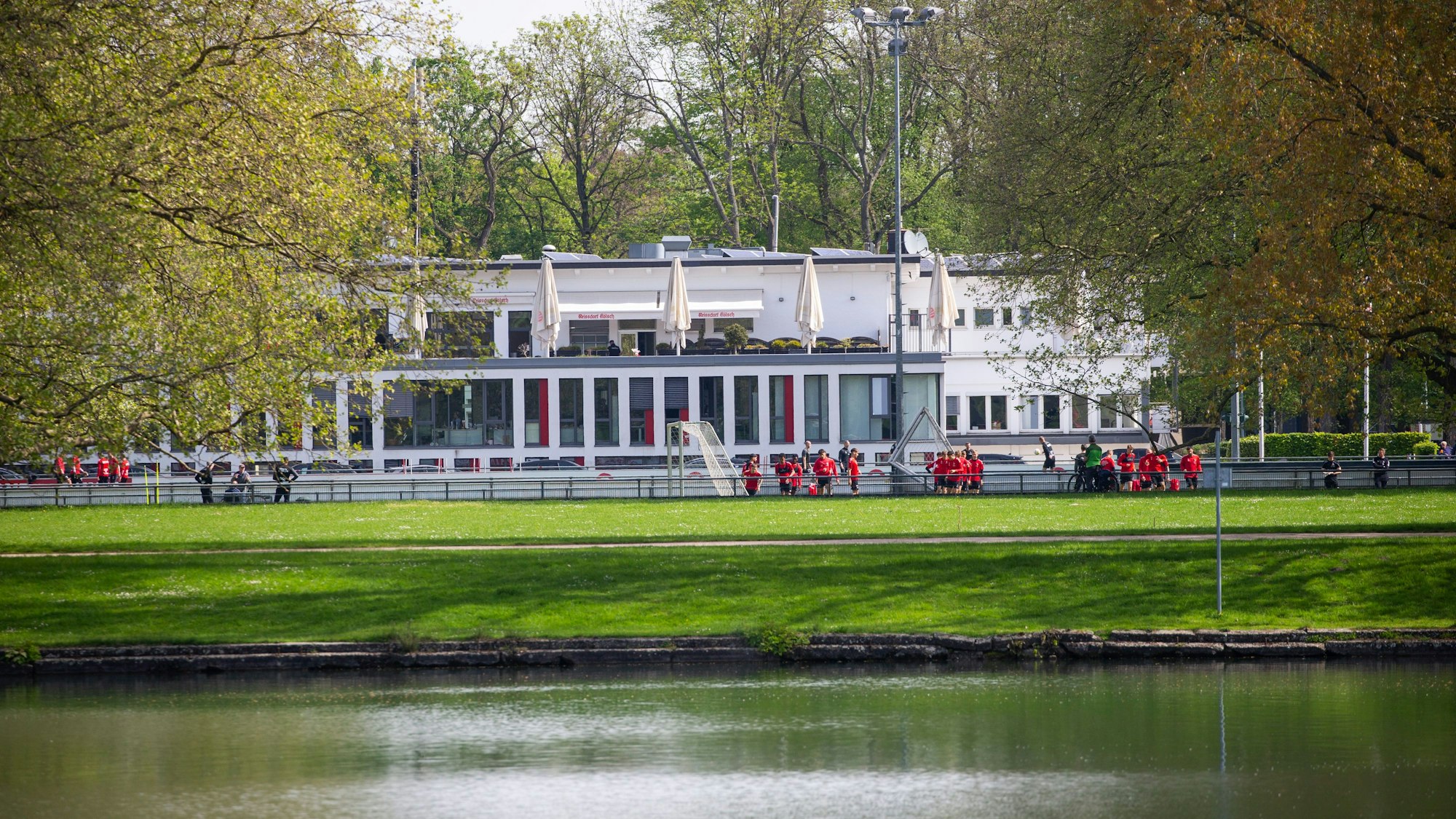 Das Geißbockheim im Grüngürtel ist die Heimat des 1. FC Köln. Der Verein kämpft weiterhin für den Ausbau.