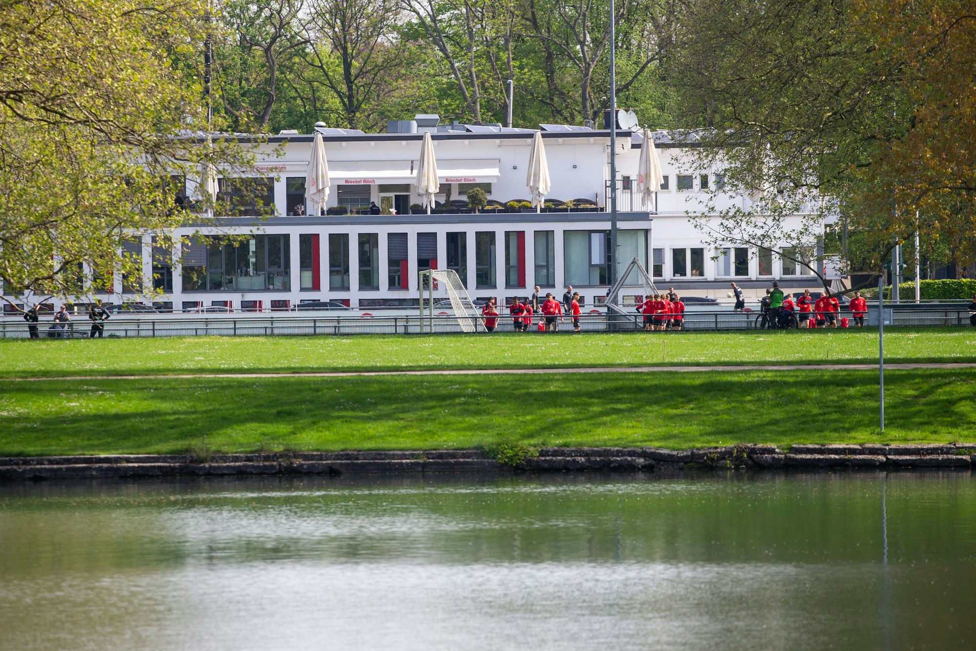 Blick auf das Geißbockheim des 1. FC Köln im Landschaftsschutzgebiet am Decksteiner Weiher.