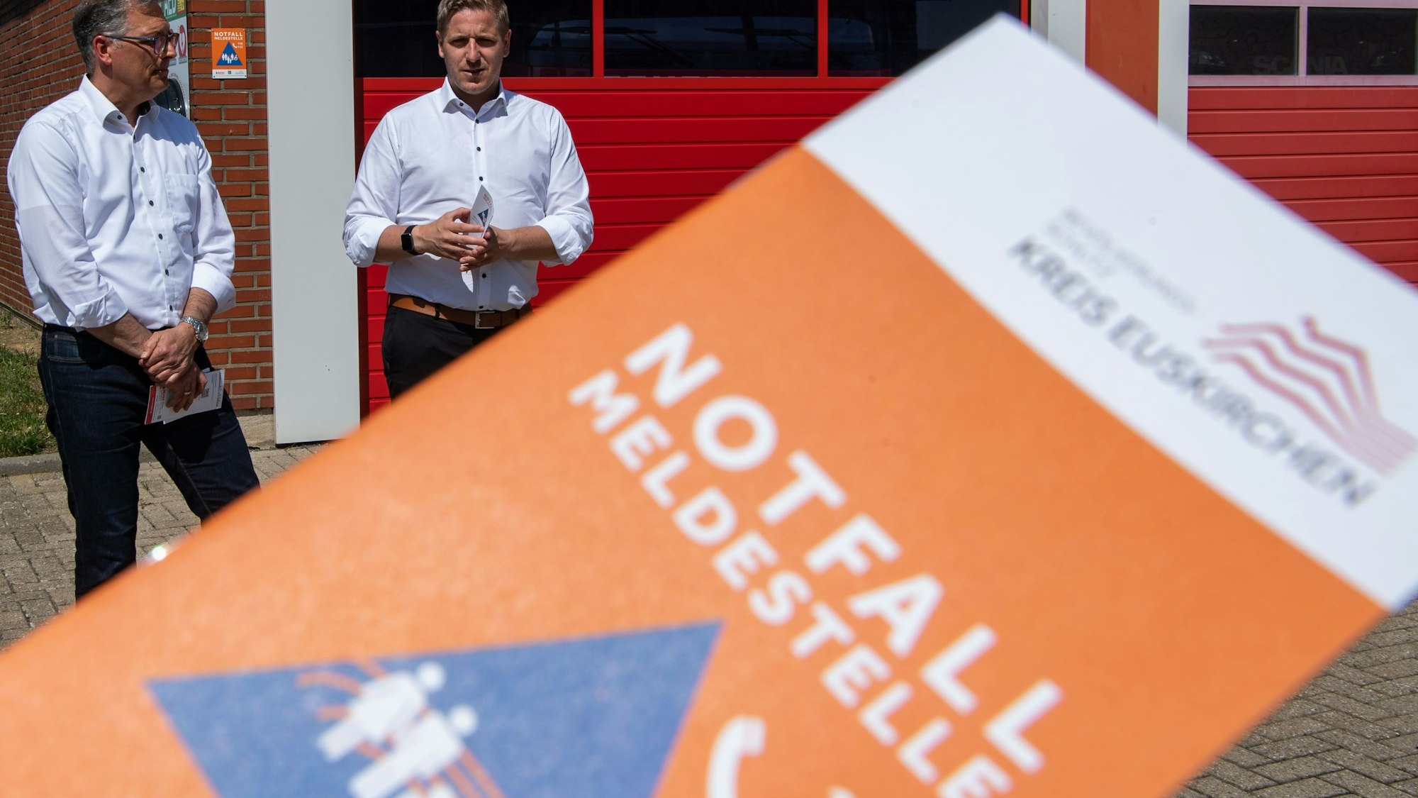 So sehen die Flyer des Kreises Euskirchen für die Notfallmeldestellen aus.