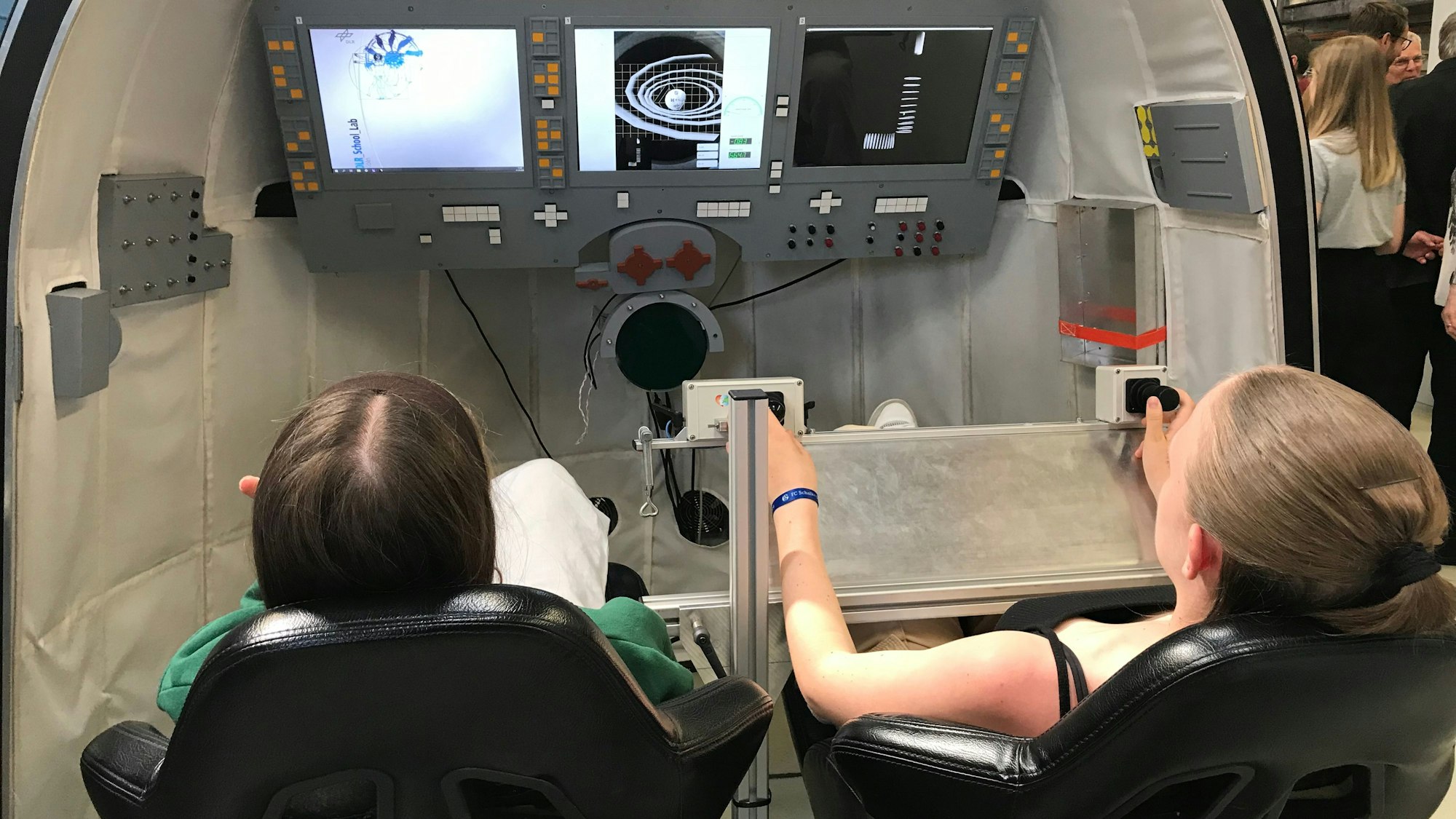 Mit interessanten Experimenten will das Zentrum für Luft- und Raumfahrt (DLR) beim Nachwuchs Interesse an Naturwissenschaften wecken.