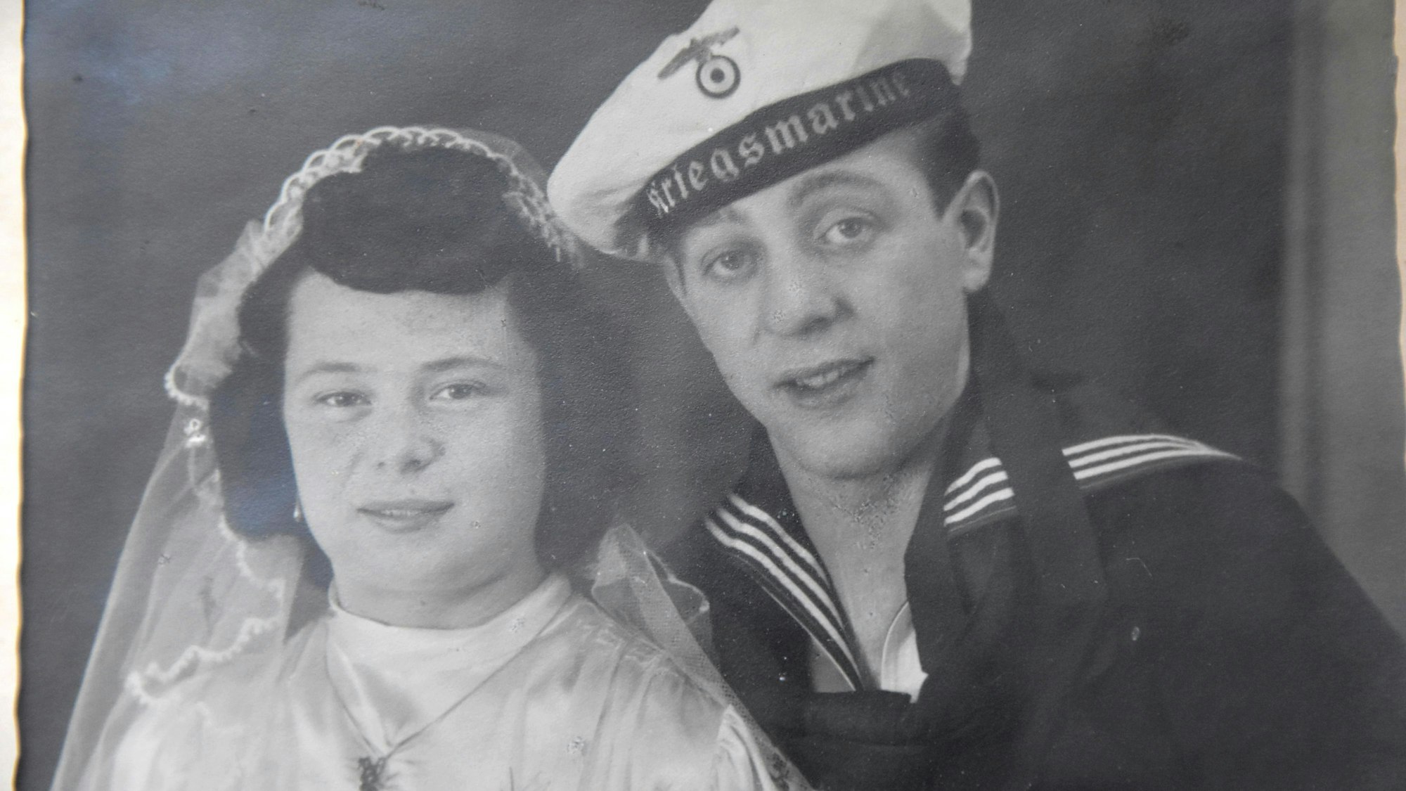 Es ist ein Hochzeitsfoto von Sybilla und Matthias Schauf zu sehen.