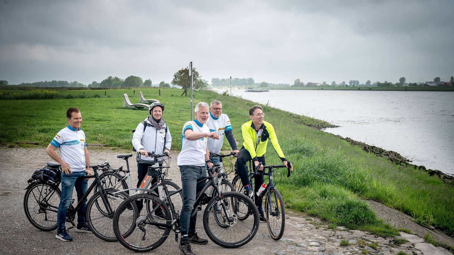 Am Rhein: Frank Sundermann (Stadt Kalkar/m.) erklärt den vier Testfahrern (v.l.) Gregor Espenkott (WestLotto), Bastian Bender (WDR 4), Axel Weber (WestLotto) und Stefan Neubauer (NRW-Stiftung) die Landschaft.