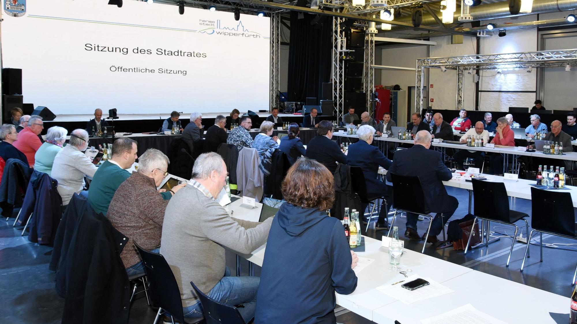 Das Foto zeigt eine Szene aus dem öffentlichen Teil der Wipperfürther Stadtratssitzung im Februar 2023.