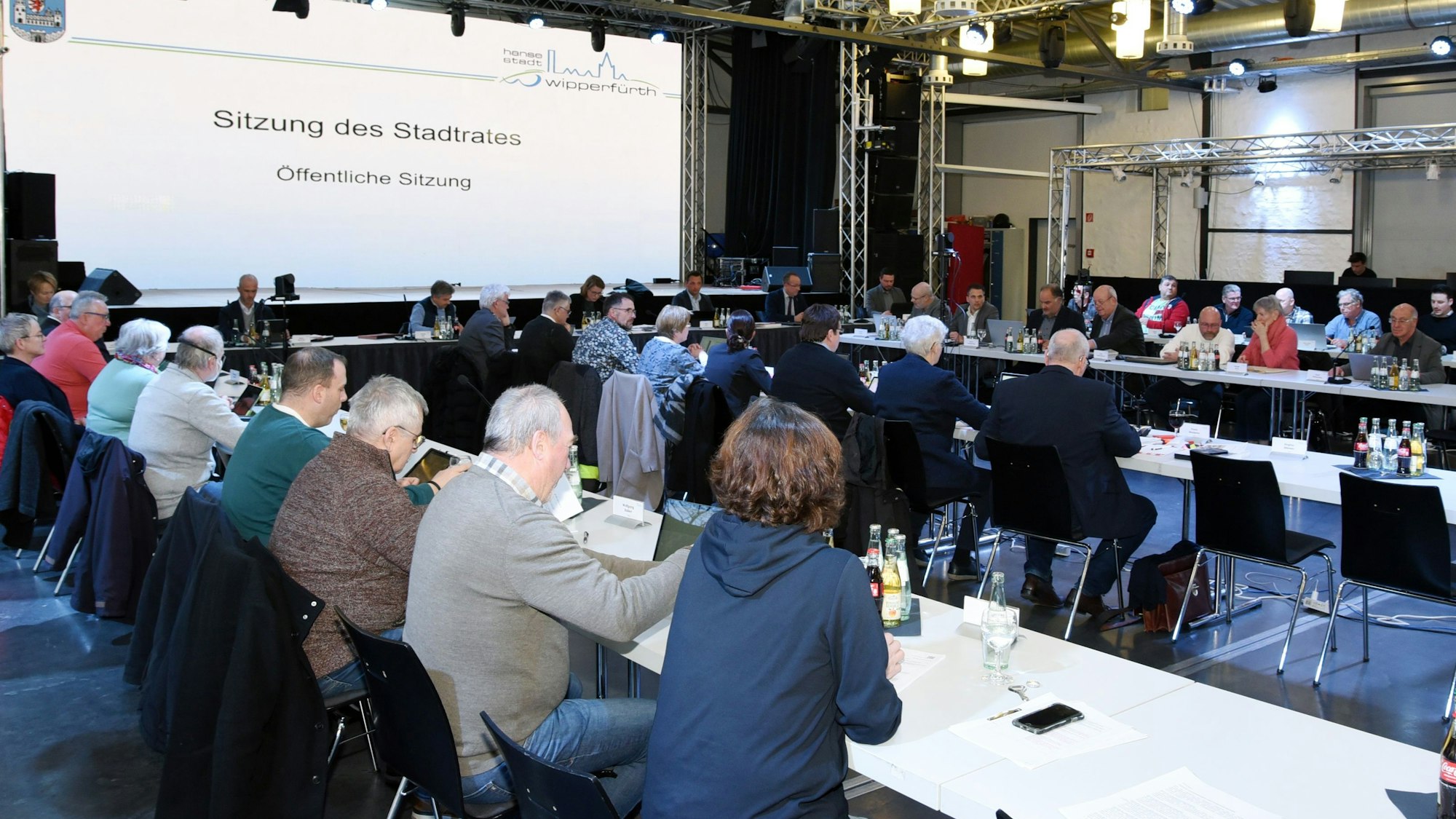 Das Foto zeigt eine Szene aus dem öffentlichen Teil der Wipperfürther Stadtratssitzung im Februar 2023.