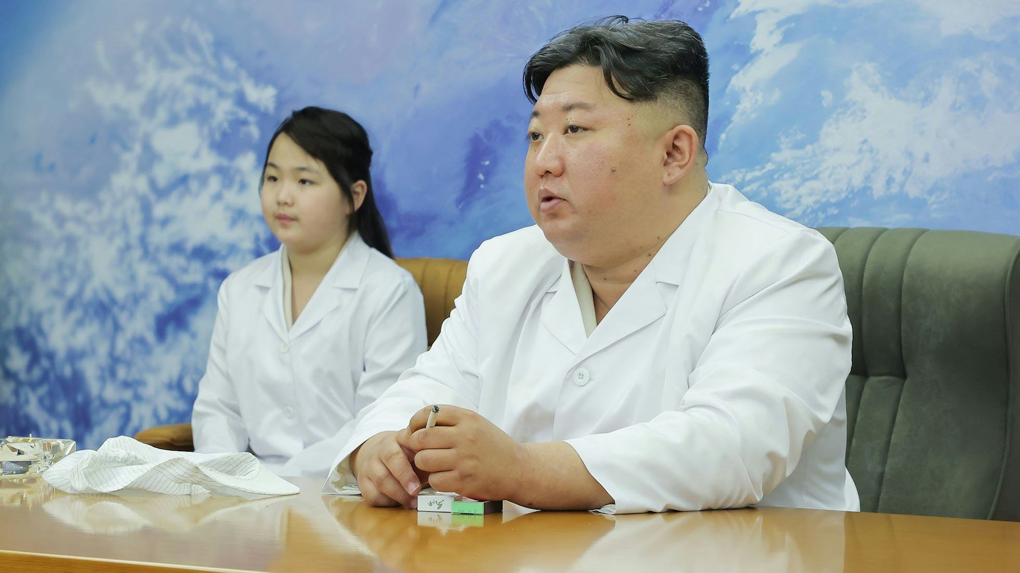 Kim Jong Un mit seiner Tochter bei einem Besuch der nordkoreanischen Raumfahrtbehörde.