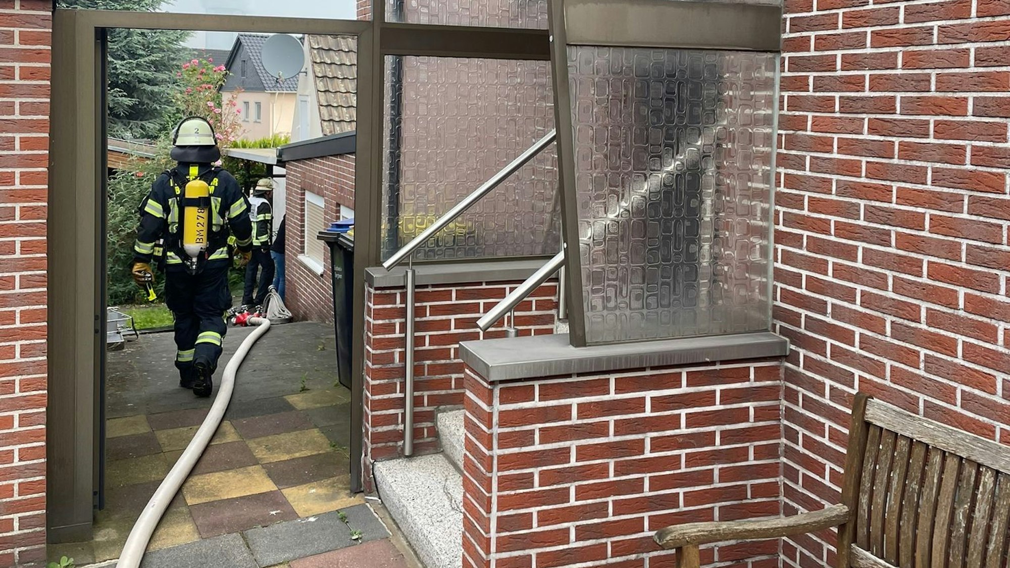 Das Foto zeigt die Feuerwehr bei ihrem Einsatz in Oberaußen. In einem Einfamilienhaus hatte es gebrannt.