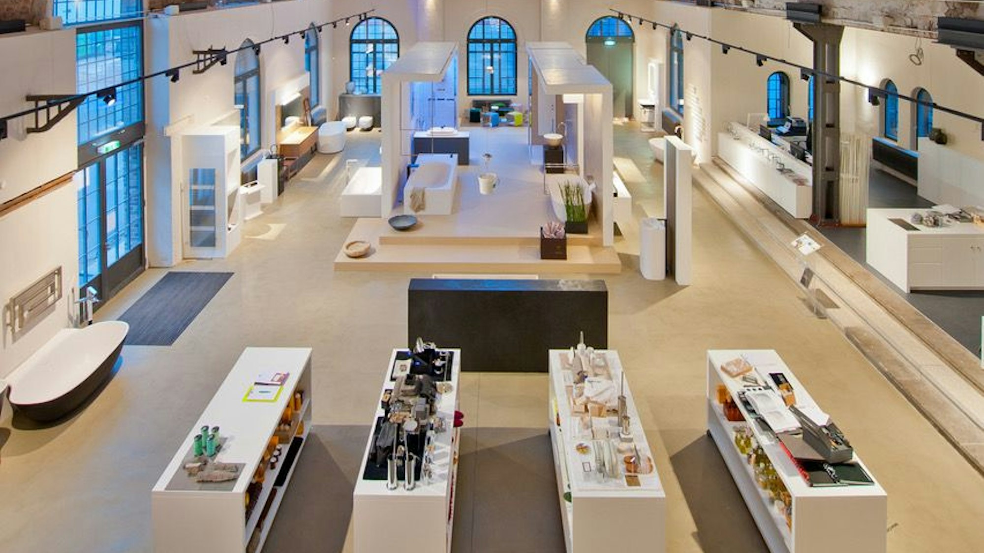 Ausstellungsstücke sind auf Tischen aufgestellt.