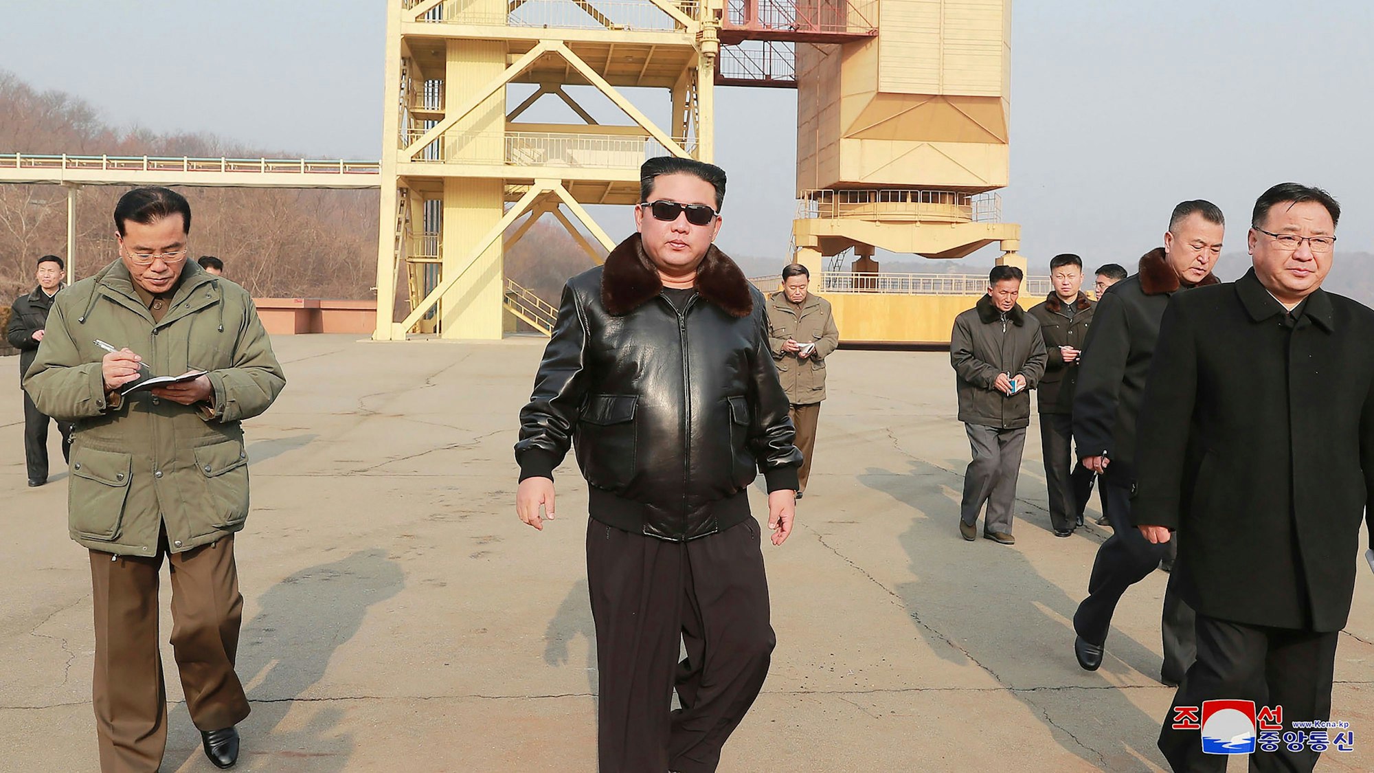 Kim Jong-un in einer schwarzen Lederjacke.