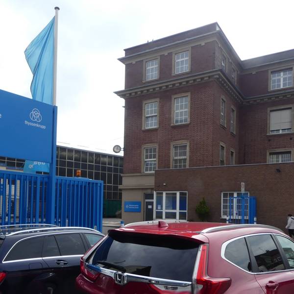 Der Eingang am ehemalige Verwaltungsgebäude an der Oskar-Jäger-Straße in Köln-Ehrenfeld