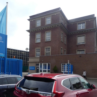 Der Eingang am ehemalige Verwaltungsgebäude an der Oskar-Jäger-Straße in Köln-Ehrenfeld