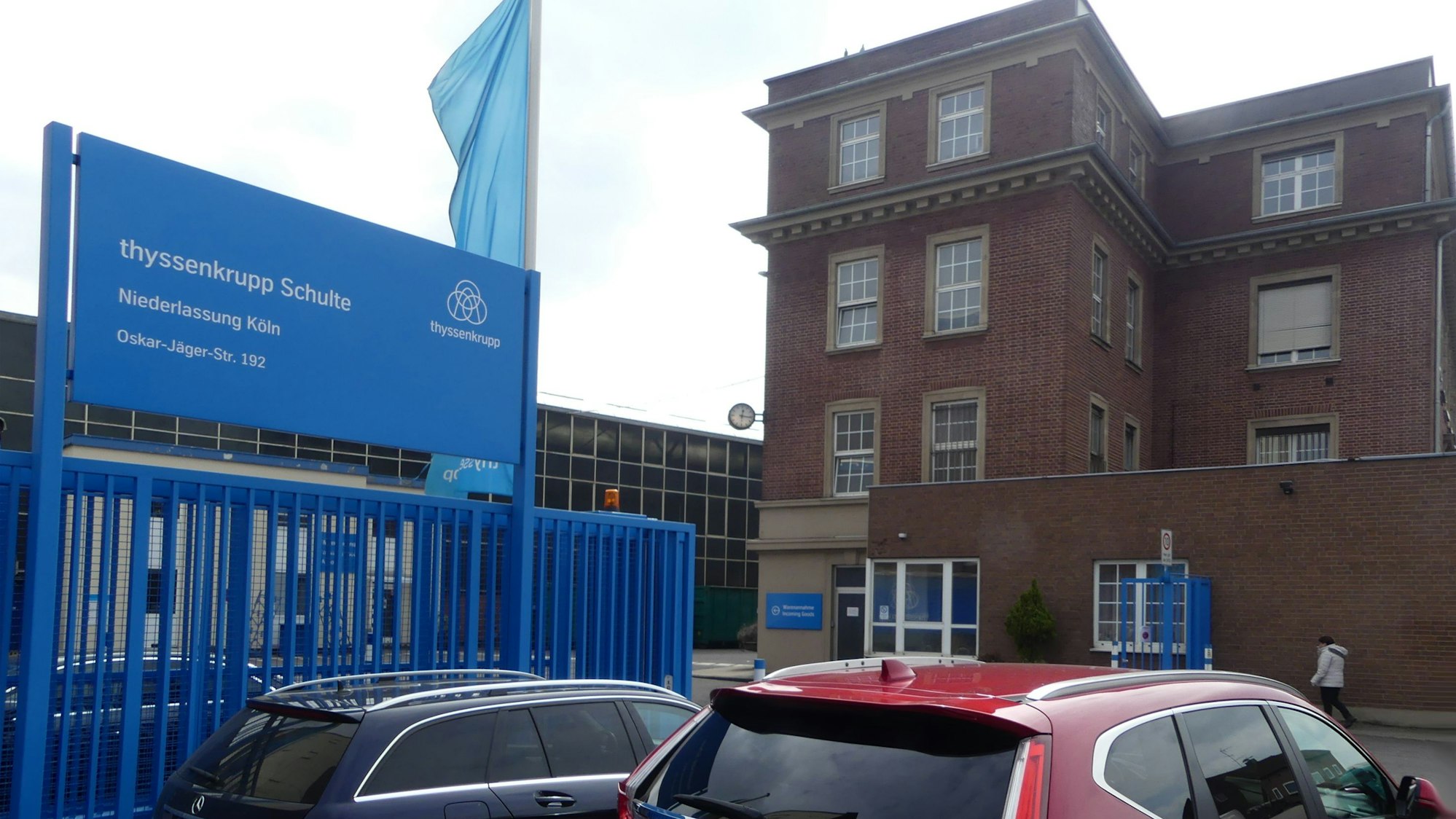 Der Eingang am ehemalige Verwaltungsgebäude an der Oskar-Jäger-Straße in Köln-Ehrenfeld