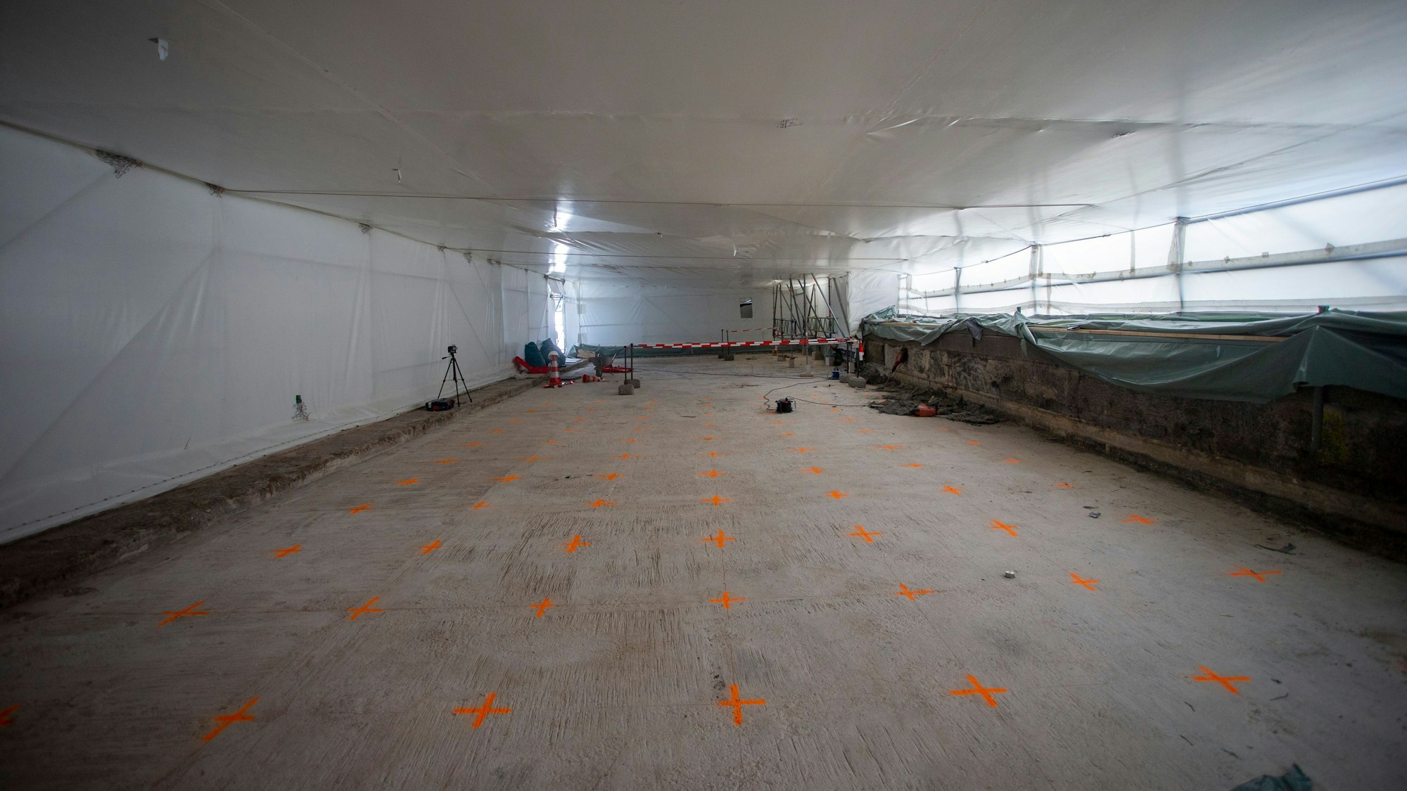 Zwischen Dom und Römisch-Germanischem Museum gehen sonst Millionen Touristen am Dom entlang. So sieht der Boden derzeit aus.