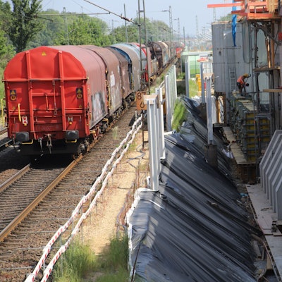 Neben der Bahntrasse zwischen Bonn und Sankt Augustin wurde auch ein komplett neues Brückenbauwerk für die Autobahn 59 gebaut.