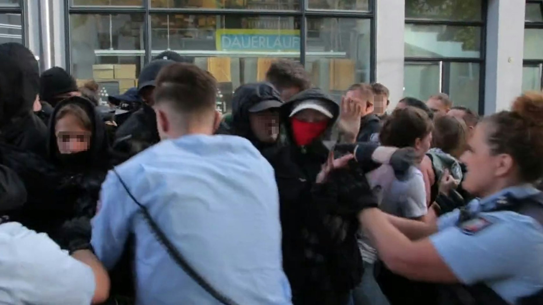 Bei der Auseinandersetzung erlitten Einsatzkräfte der Polizei Verletzungen.