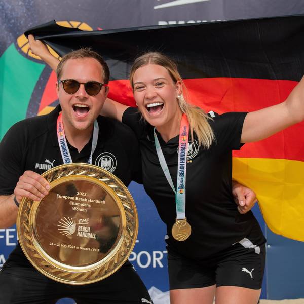 Ida Bach bei Beachhandball EM in Portugal mit Bundestrainer Alexander Novakovic Foto: Jörg Gettwart