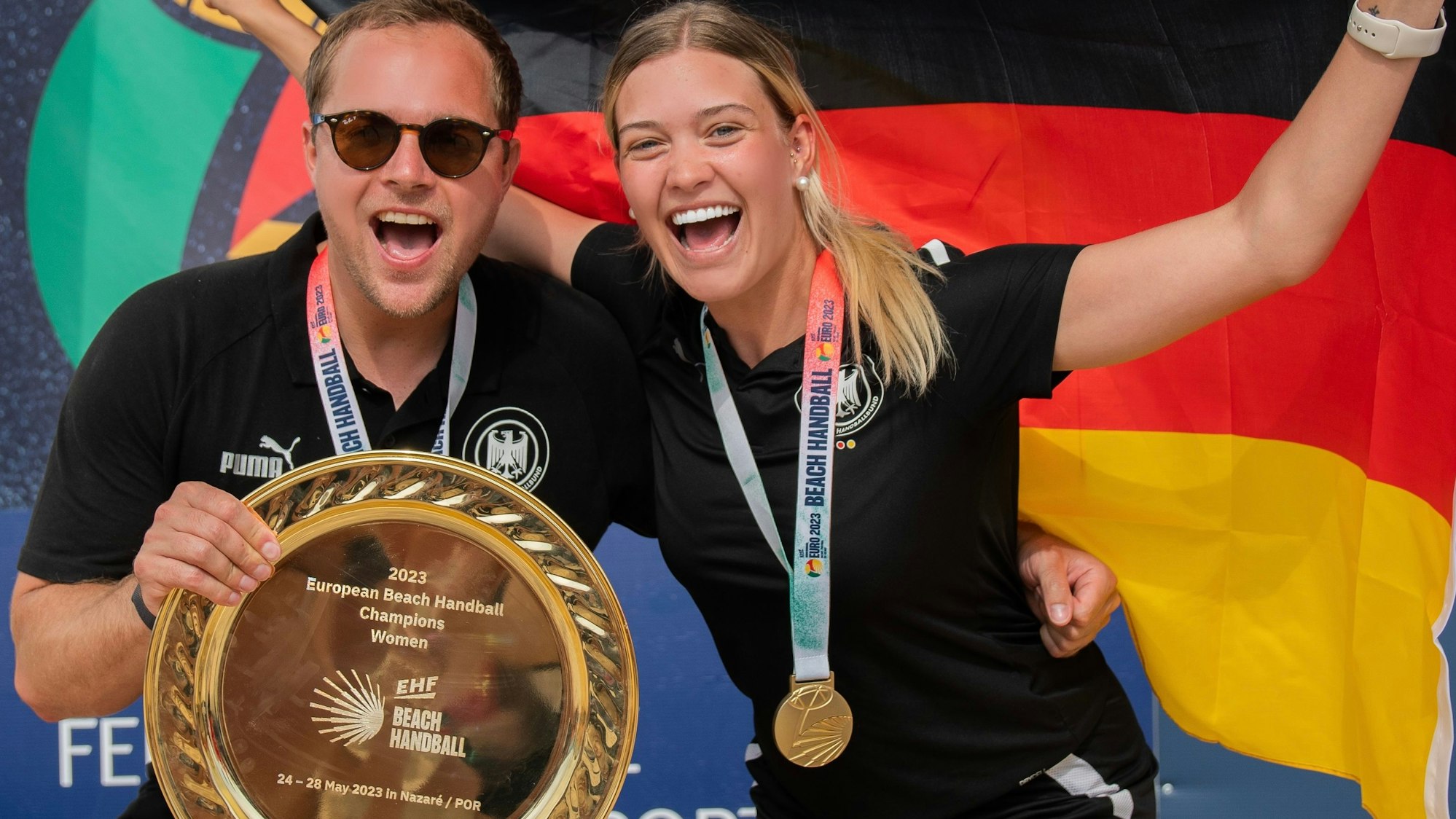 Ida Bach bei Beachhandball EM in Portugal mit Bundestrainer Alexander Novakovic Foto: Jörg Gettwart