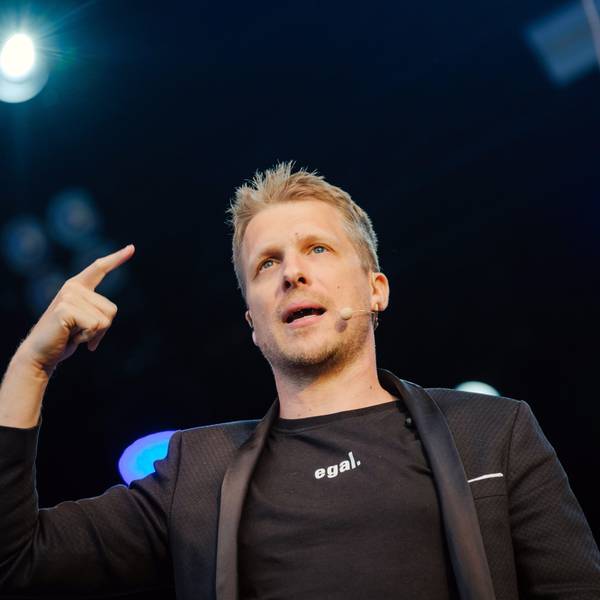 Oliver Pocher gestikuliert bei einem Auftritt auf der Bühne