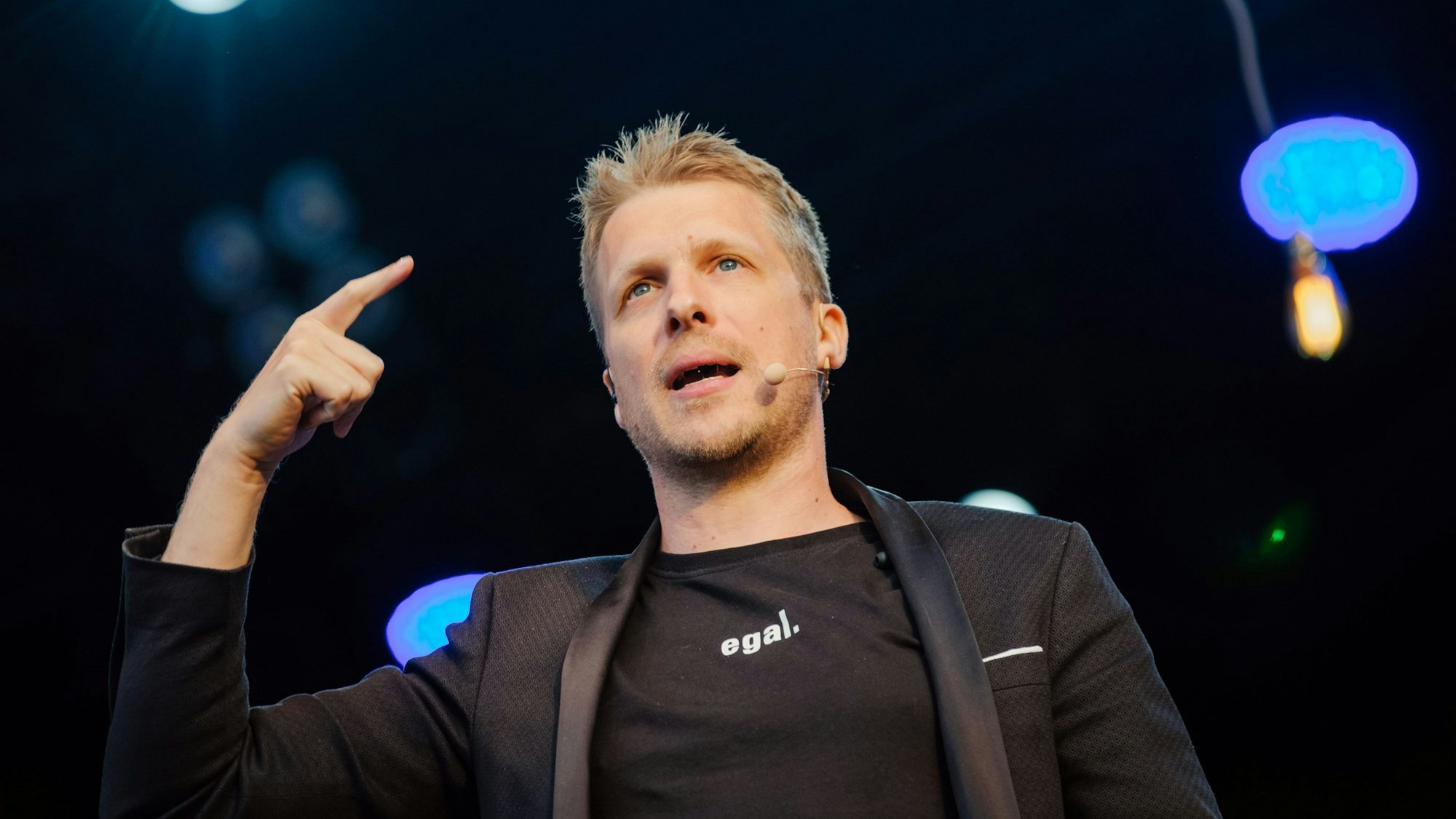 Oliver Pocher gestikuliert bei einem Auftritt auf der Bühne