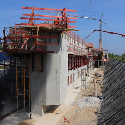 Eine Großbaustelle an der Autobahn.