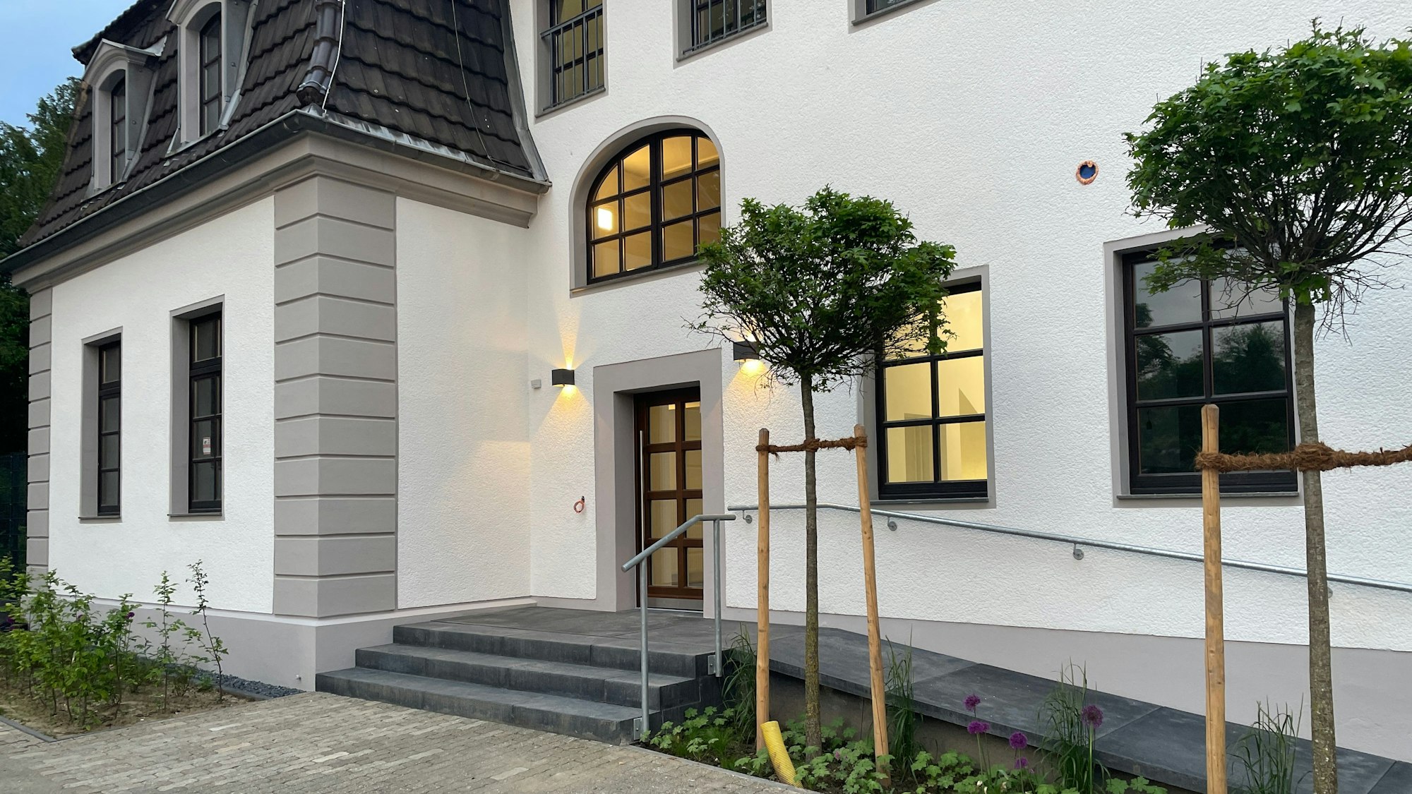 Es ist ein Teil des Anbaus zu sehen.