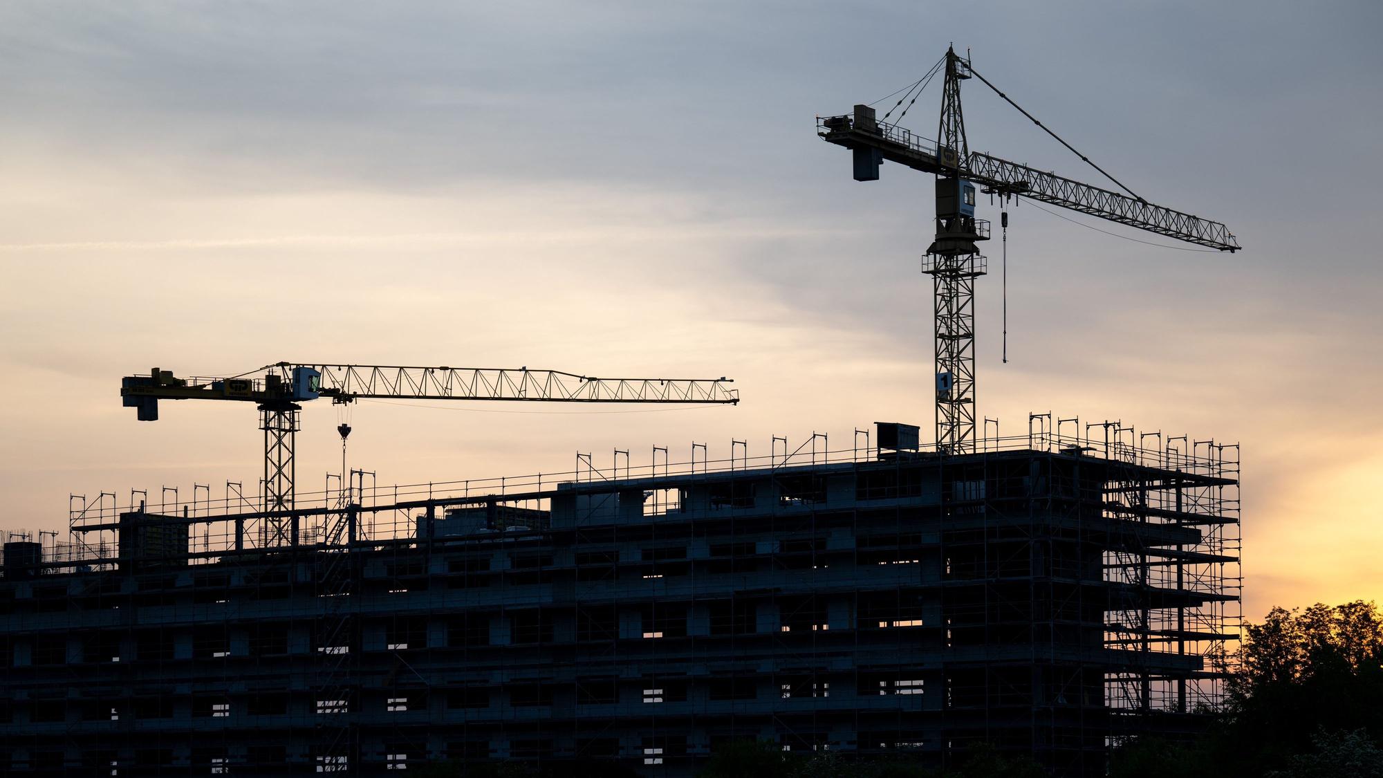Kräne auf einer Baustelle (Symbolbild)
