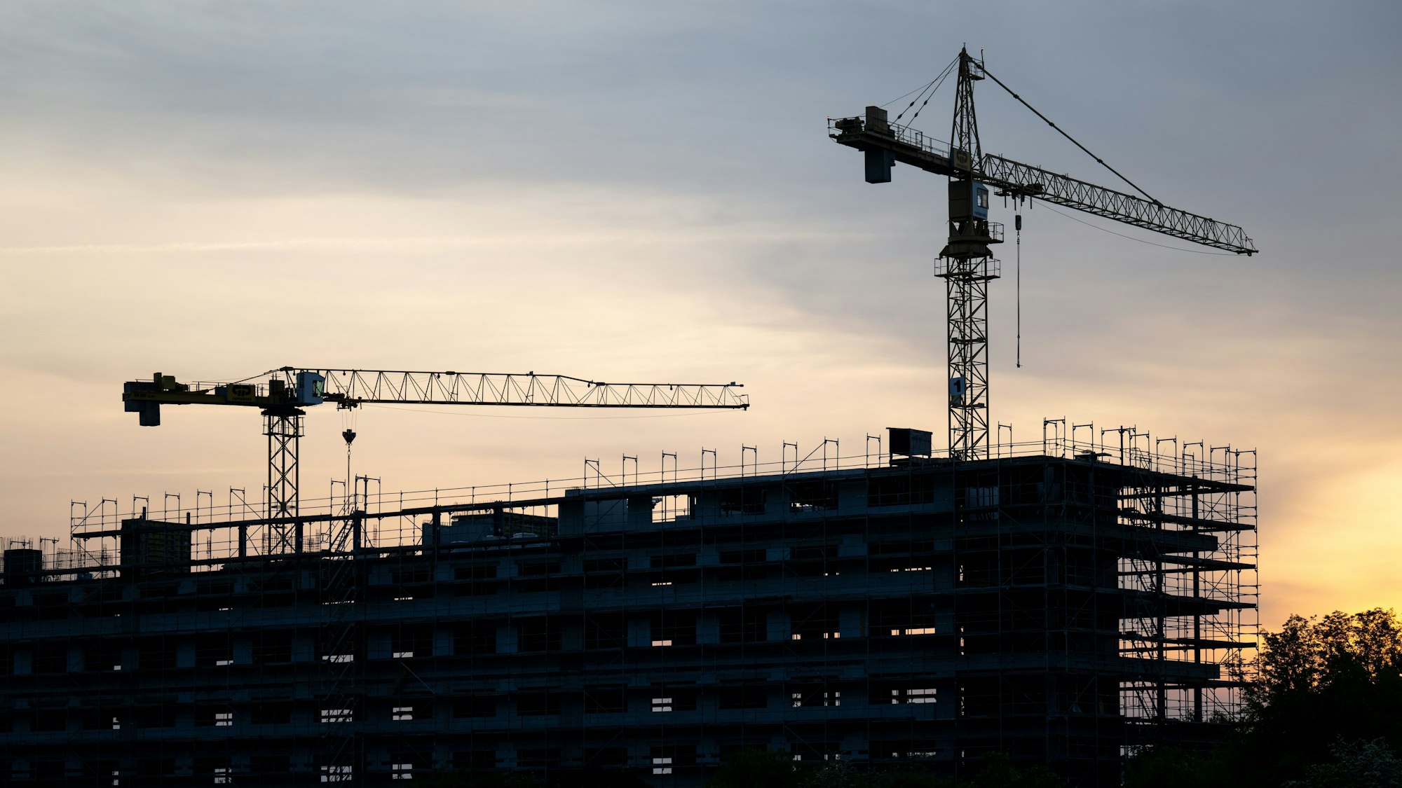 Kräne auf einer Baustelle (Symbolbild)