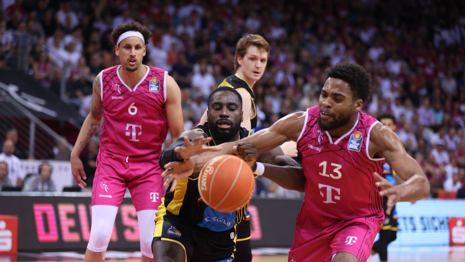 Jawontae Hawkins (r.) kämpft mit Will Cherry um den Ball.