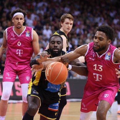Jawontae Hawkins (r.) kämpft mit Will Cherry um den Ball.