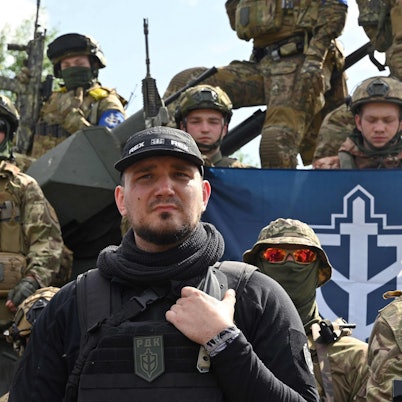 Denis Kapustin, auch als Nikitin bekannt, posiert mit dem „Russischen Freiwilligenkorps“ nach Angriffen auf Belgorod in der letzten Woche. Die Einheit hat die „zweite Phase“ ihrer Angriffe angekündigt. (Archivbild)