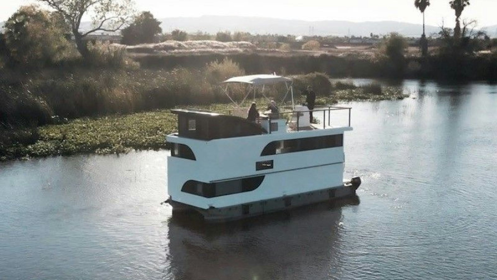 Ein Hausboot schwimmt auf einem See.