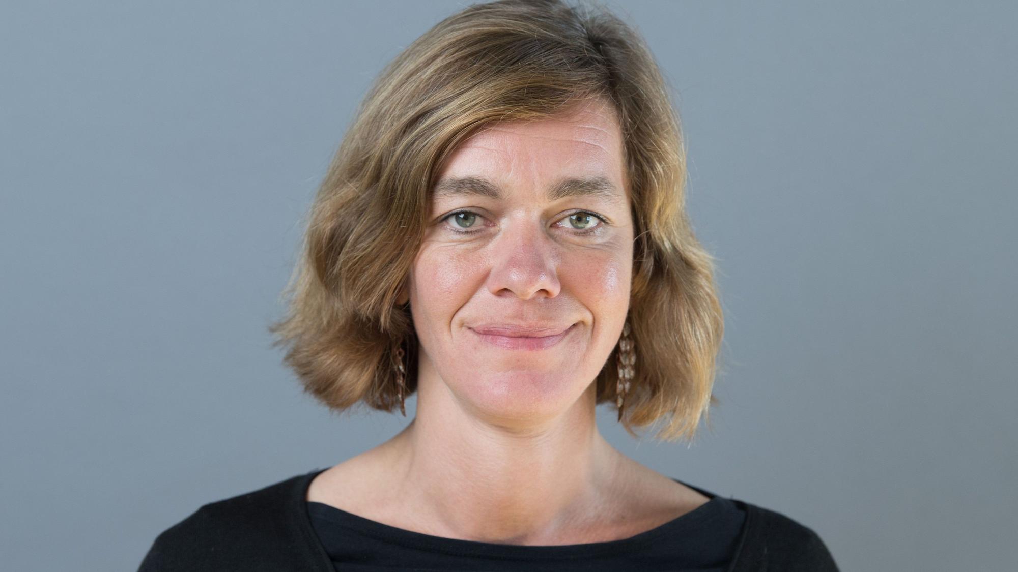 Die Politikerin Juliane Nagel (Die Linke) steht anlässlich der konstituierenden Sitzung des sächsischen Landtags vor einer Fotowand. Bei einer Demonstration zum Weltkindertag in Leipzig ist die Polizei mit der sächsischen Linken-Landtagsabgeordneten Juliane Nagel aneinandergeraten.