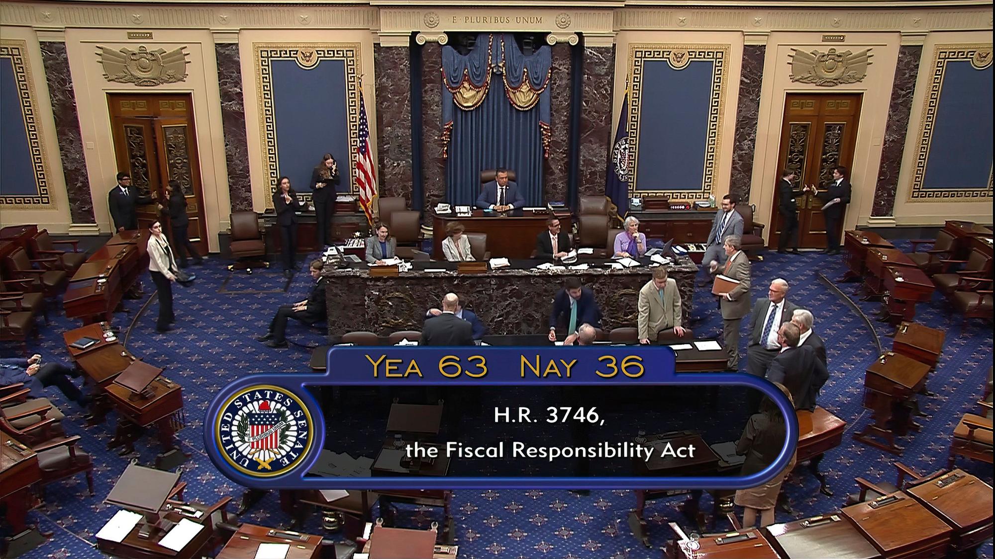 Das Bild des Senatsfernsehens zeigt das Ergebnis endgültigen Abstimmung von 63-36 Stimmen für die Verabschiedung des Gesetzes zur Anhebung der Schuldenobergrenze im Senat im Kapitol in Washington.