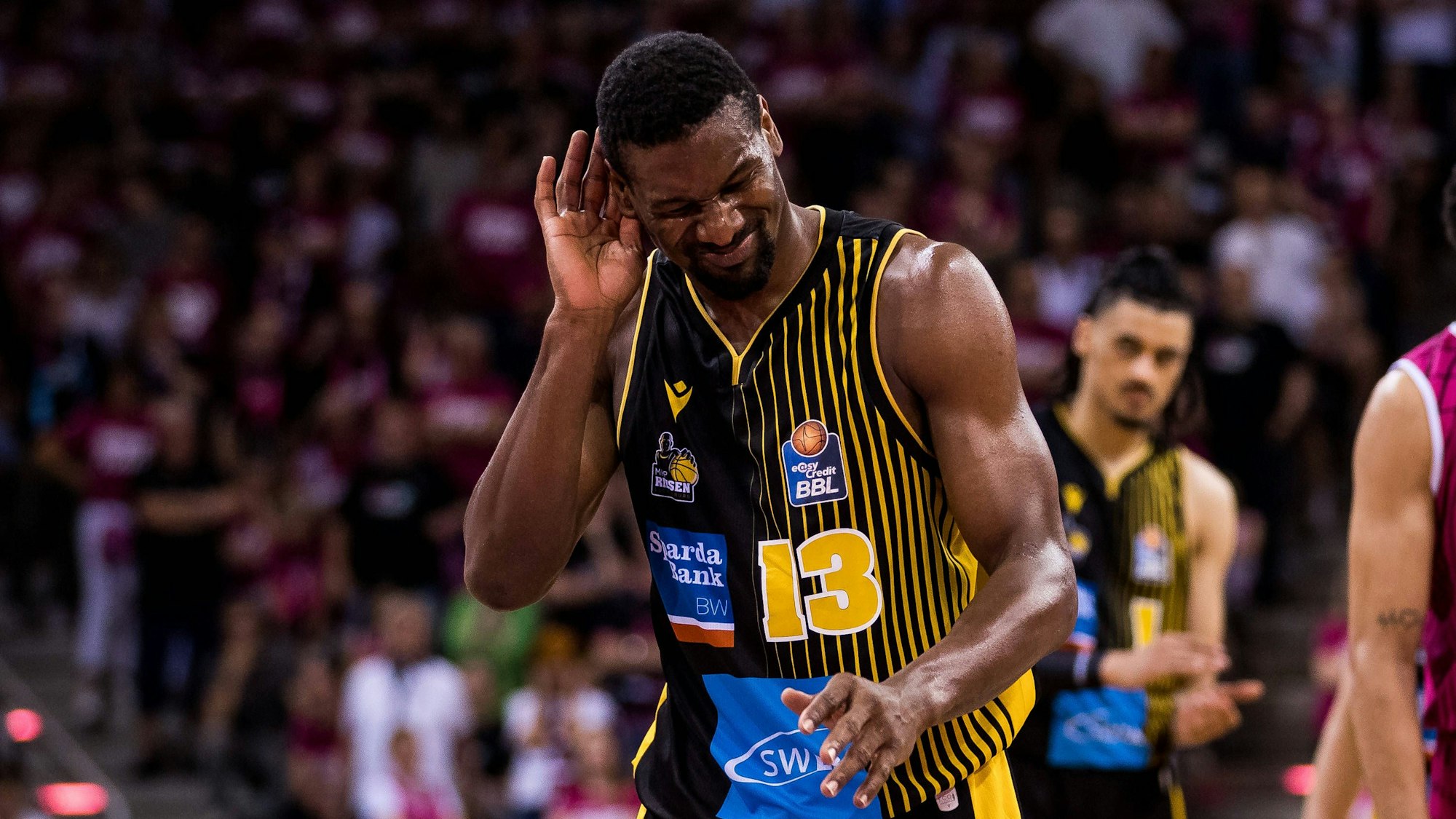 Yorman Polas Bartolospielt sich am Ohr.