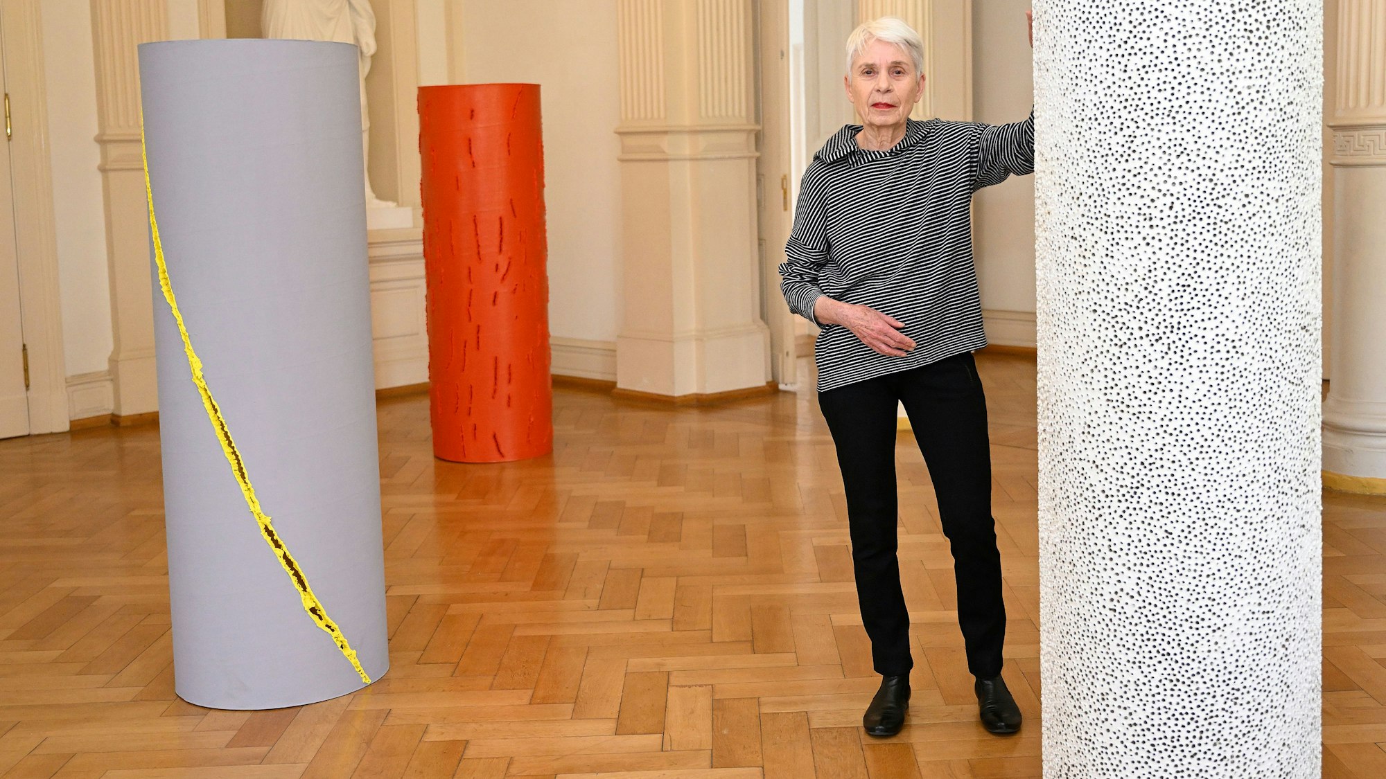 Mechtild Frisch steht neben einer ihrer Skulpturen.