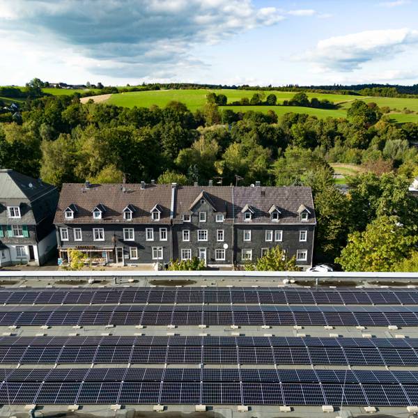 Auf dem Dach des Engelbert-von Berg-Gymnasiums Wipperfürth seht eine Photovoltaikanlage.