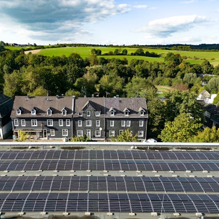 Auf dem Dach des Engelbert-von Berg-Gymnasiums Wipperfürth seht eine Photovoltaikanlage.