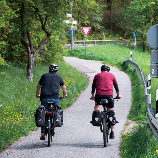 Bayern, Coburg: Zwei Fahrradfahrer sind auf einem Radweg unterwegs.