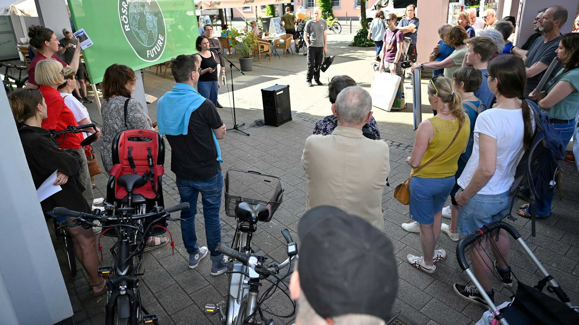 Menschen stehen um eine Sprecherin von Rösrath for Future herum.