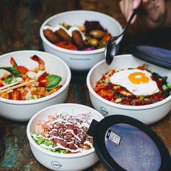 Mehrere Personen essen aus Mehrwegschalen des Start-ups Vytal. (zu dpa «Start-ups kämpfen gegen Müllberg durch Essensbestellungen») +++ dpa-Bildfunk +++