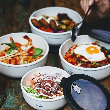 Mehrere Personen essen aus Mehrwegschalen des Start-ups Vytal. (zu dpa «Start-ups kämpfen gegen Müllberg durch Essensbestellungen») +++ dpa-Bildfunk +++