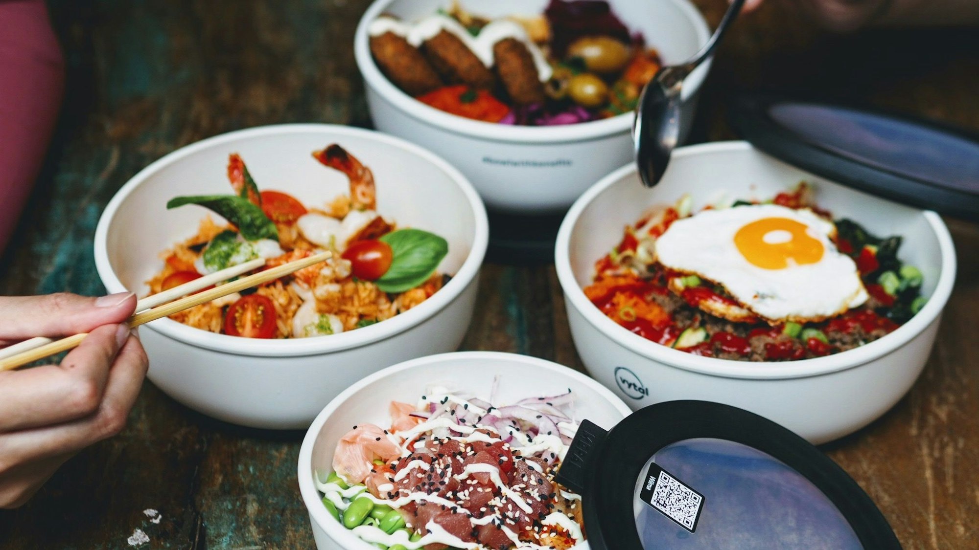 Mehrere Personen essen aus Mehrwegschalen des Start-ups Vytal. (zu dpa «Start-ups kämpfen gegen Müllberg durch Essensbestellungen») +++ dpa-Bildfunk +++