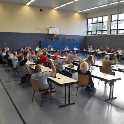 Der Gemeinderat Ruppichteroth stimmt in einer Turnhalle ab.