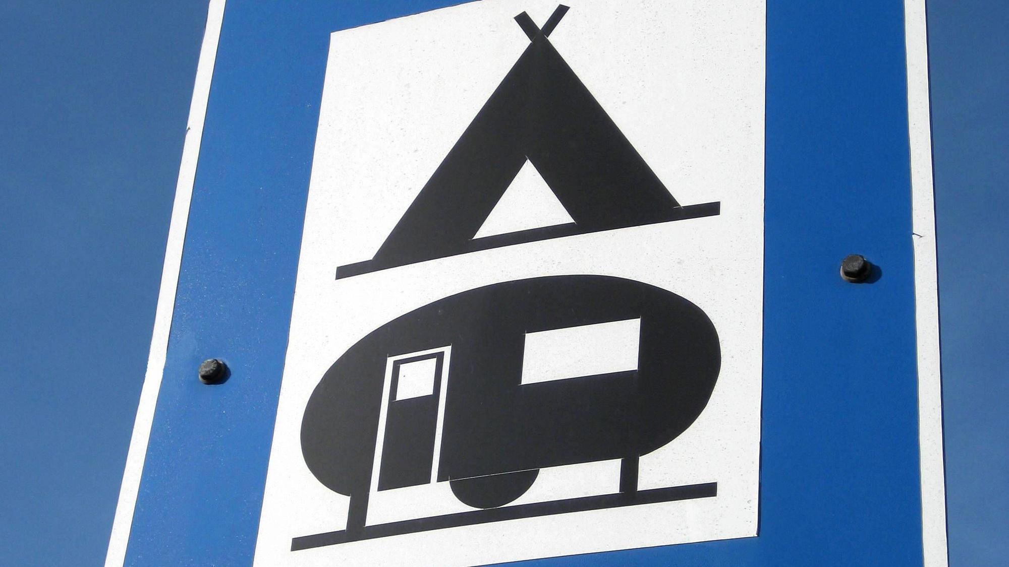Ein Verkehrsschild für einen Zelt- und Wohnwagenplatz
