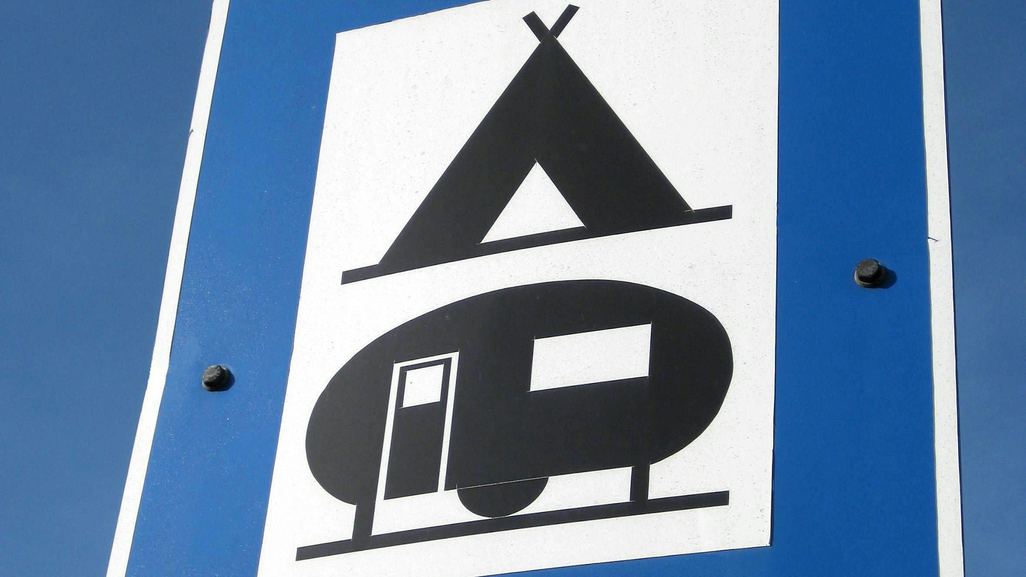 Ein Verkehrsschild für einen Zelt- und Wohnwagenplatz