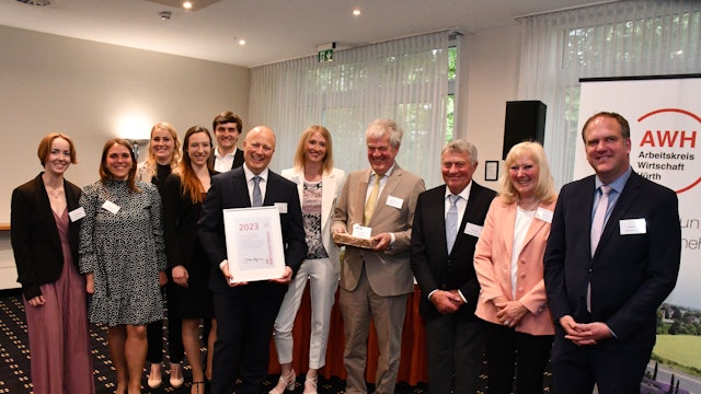 Das Foto zeigt Landwirt Peter Zens mit der Urkunde. Er ist Träger des Wirtschaftspreises des Arbeitskreises Hürther Wirtschaft.