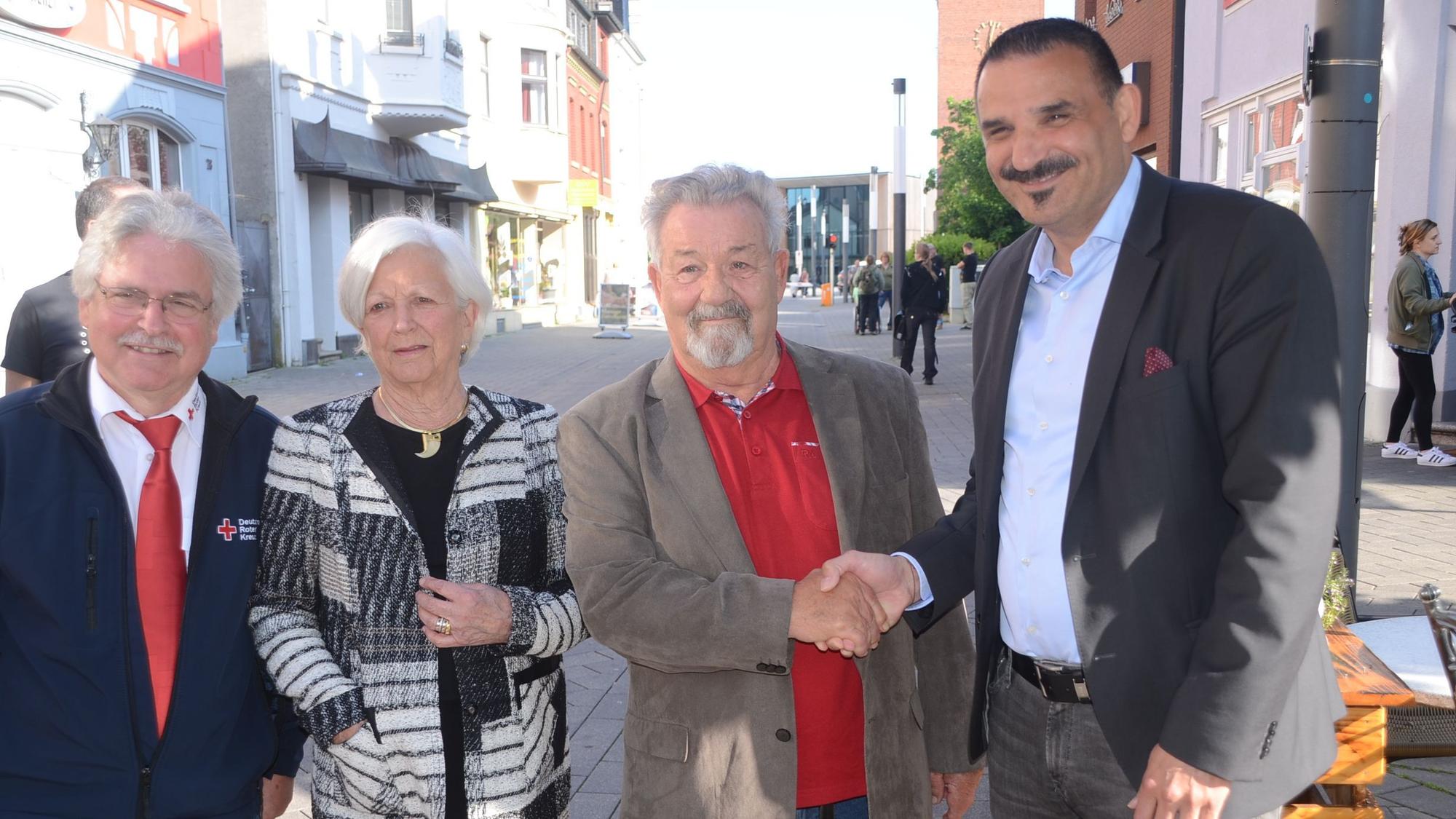 Erkan Zorlu gratuliert Klaus-Peter Jäschke.