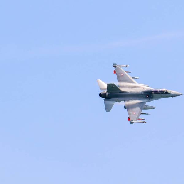 Ein Kampfjet vom Typ F-16 der dänischen Luftwaffe ist am Himmel unterwegs.